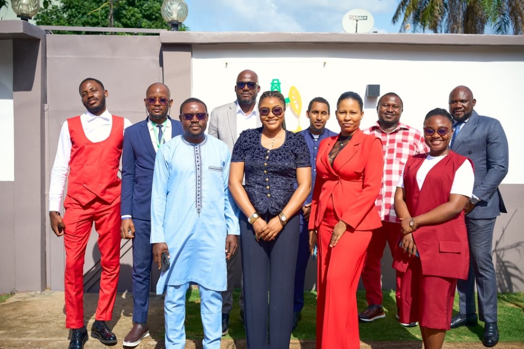 L'équipe et collaborateurs de KC Trade International S.A. réunis devant le siège social à Bastos